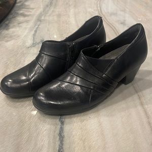 Earth comfort ankle boot. Like New! Size 8.5 women.